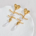Orecchini a cuore dorati con perle pendenti e nappe metalliche su vassoio bianco - Oro (E1091-02)
