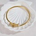 Brazalete abierto bañado en oro 18K con nudo y elegante perla blanca de estilo minimal - Dorado (B1206-02)