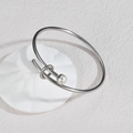 Brazalete plateado minimalista con nudo de metal pulido y detalle de perla - Plata (B1206-01)