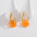 Boucles d'oreilles plaquées or 18 carats avec fleurs en résine orange sur crochets - Orange (OLBE1100-cheng)
