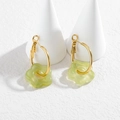 Boucles d'oreilles créoles dorées avec pendentifs fleurs en résine vert clair - Vert Clair (OLBE1100-qianlv)