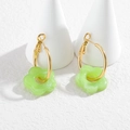 Détail macro de créoles plaquées or 18 carats avec breloques fleurs marbrées vert clair - Vert (OLBE1100-lv)