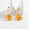 Détail de boucles d'oreilles fleurs en résine ambrée sur présentoirs blancs et anneaux dorés - Khaki (OLBE1100-kaqi)