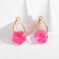 Détail du pendentif fleur en résine rose sur créoles en métal doré pour femmes - Rose Rouge (OLBE1100-meihong)