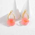 Détail de boucles d'oreilles fleur rose macaron avec créoles plaquées or 18 carats - Rose (OLBE1100-fen)