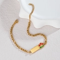 Détail du bracelet chaîne Figaro dorée avec breloque cerise et pendentif rectangulaire - Style Cerise Rouge Vert (B1210-A)