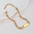 Détail d'un bracelet en acier doré avec papillon en émail et plaque d'identité polie - Style Papillon Coloré (B1210-C)