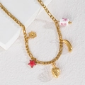 Collier en acier inoxydable doré avec pendentifs soleil, fraise et fleur céramique - Style Soleil Fraise Banane Perle de Céramique (N2226-E)