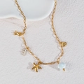 Gouden oceaan ketting met zeester, schelp en koraal hangers op witte gestructureerde steen - Zeester Schelp Koraal Kleine Vis Stijl (N2226-A)