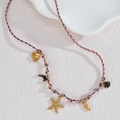 Détail du collier en corde tressée colorée avec pendentifs marins dorés poulpe et dauphin - Corde Tressée Rouge Bleu Jaune Noir-Étoile de Mer Dorée (N2228-F)
