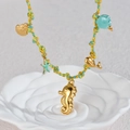 Détail du collier en corde tressée colorée avec pendentifs hippocampe et coquillage - Corde Tressée Jaune Bleu-Hippocampe Doré (N2228-I)