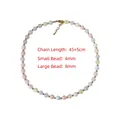 Detail van kralenketting met 4mm en 8mm gekleurde kralen en een karabijnsluiting - Meerkleurige Macaron Kralenketting (A1703-02B)