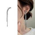 Elegante ear cuff in argento con cristalli scintillanti e lunghe catene pendenti - Argento