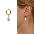 Eleganti orecchini a cerchio dorati con perle bianche a goccia su modella e sfondo bianco - Oro