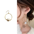 Eleganti orecchini a cerchio placcati oro 18K con grandi perle bianche su modella e sfondo bianco - Oro (A1702-02B)