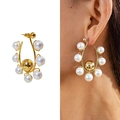 Orecchini a cerchio a U dorati con perle bianche e sfere lucide sulla modella - Oro (A1703-05B)