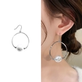 Orecchini a cerchio in argento con grandi perle bianche mostrati su modella e sfondo bianco - Argento (A1702-02B)
