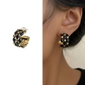 Pendientes en C bañados en oro de 18K con esmalte negro y patrón acolchado chic - Dorado (A1802-02A)