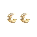 Detalle de pendientes de aro dorados en C con textura de microperlas y circonita clara - Dorado