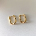 Pendientes en U dorados vintage con superficie de metal texturizada y estilo minimalista - Dorado