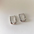 Pendientes de aro rectangulares retorcidos en plata pulida con diseño de metal líquido - Plateado
