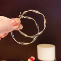 Orecchini a cerchio dorati ritorti con trama a onde per gioielli da donna eleganti e chic - Oro