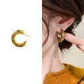 Orecchini a cerchio a C dorati con trama a rete e design in metallo intrecciato - Oro