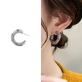 Orecchini a cerchio a C in argento con trama a rete ed effetto scintillante - Argento