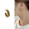 Pendientes de aro en C trenzados en oro de 18K con textura sobre modelo asiática - Dorado