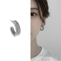 Pendientes en forma de C de metal tejido plateado con textura y vista de modelo - Plateado