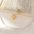 Orecchini a perno geometrici dorati irregolari su un vassoio in stile vintage - Forma a Onda Irregolare / Oro