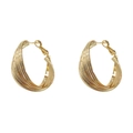 Orecchini a cerchio dorati a forma di C con una raffinata texture a trama intrecciata - Oro