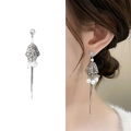 Mode geometrische Perlen-Ohrstecker in Silber-Optik mit langen Metallketten-Quasten - Silber mit weißer Perle