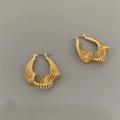 Detalle de los pendientes de aro metálicos dorados con un diseño de gota texturizado - Dorado