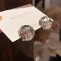 Dettaglio di orecchini a C in argento con superficie metallica dalla texture lava fusa - Argento (K bianco)