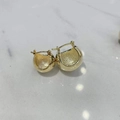 Eleganti orecchini a cerchio larghi in ottone dorato con finitura lucida e satinata - Oro Grande