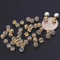 Cierres de pendientes de silicona chapados en oro con perlas sobre fondo negro - Tono Plateado (Platino Bañado)