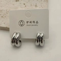 Modische C-förmige Metall-Ohrstecker mit dreifachen Rippen in glänzendem Silber - Silber