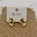 Pendientes minimalistas bañados en oro de 18K con patrón de ondas irregulares - Estilo Dorado