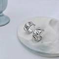 Orecchini a cerchio geometrici a forma di C color argento con trama in metallo pieghettata - Oro 18K / Argento