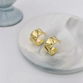 Orecchini a cerchio a C in oro lucido con texture geometrica sfaccettata chic - Oro 18K / Oro