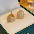 Pendientes de bola dorada con pavé completo de cristales en joyero de lujo exclusivo - Dorado