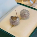 Primer plano detallado de pendientes de aro con esferas pavé plateadas en caja de regalo - Plateado