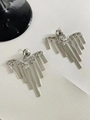 Dettaglio degli orecchini a frangia d'argento con nappe metalliche a forma di ventaglio - Argento