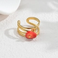Dettaglio dell'anello multistrato dorato con pietra rossa e fascia aperta regolabile - Stile Quadrato Irregolare Rosso (SFLR728-C-HONG)