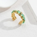 Détail de la bague ouverte dorée avec des perles turquoise et une texture de métal ondulé - Perle Tissée Turquoise(R740-E-QL)