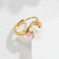 Detail eines verstellbaren Goldrings mit großer weißer Perle und rosa quadratischen Perlen - Rosa quadratischer Perlendekorationsstil (R674-FEN)