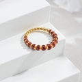 Detailaufnahme roter Perlen und goldener Metallperlen an einem minimalistischen Ring - R706-hong / Gold Rot