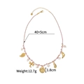 Détail d'un collier tressé style marin avec pendentifs dorés 18 carats lune et libellule - Cordon Rose Bleu (OLBN2229-A)
