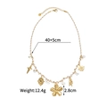 Vue détaillée du collier en pierres tissées avec pendentif cerise et dimensions - Cordon Blanc (OLBN2229-C)
